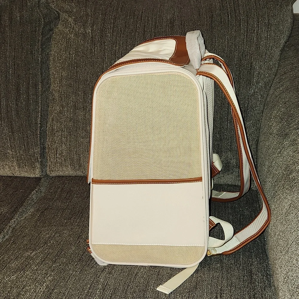 NEW, VERY NICE, NEVER USED VOOCOO Small Pet Carrier Backpack...Cat, Dog, etc.
